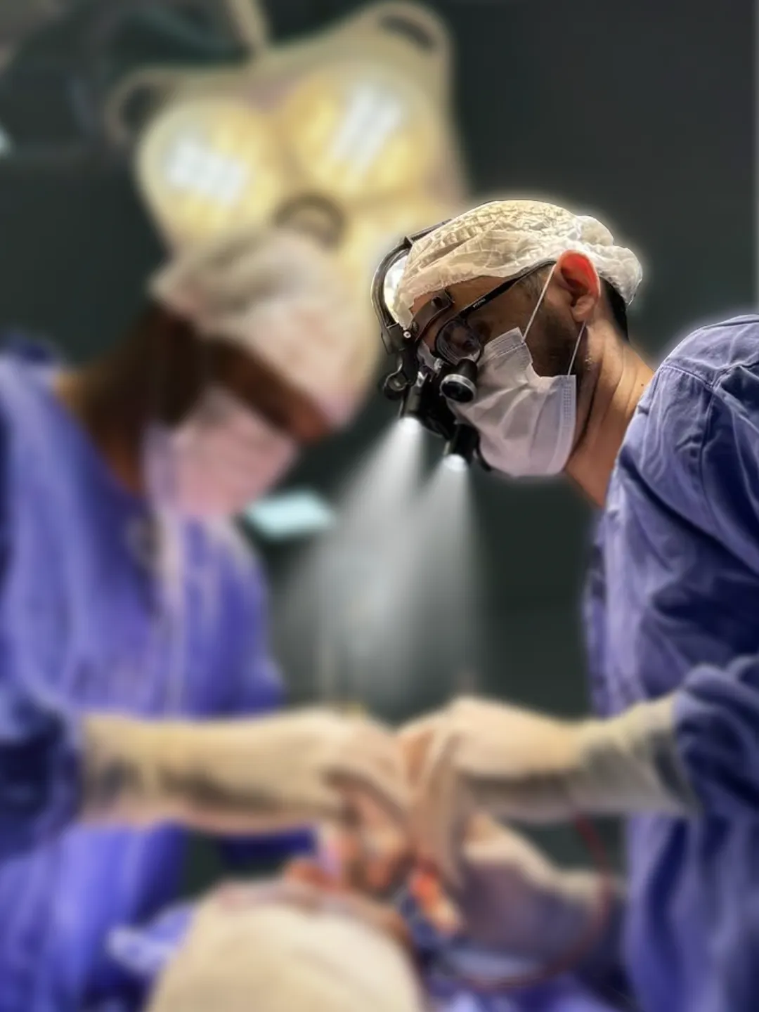 Cirurgião com lupas de aumento durante uma cirurgia
